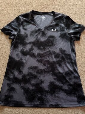 Under Armour Black Women's V-Neck Short Sleeve Athletic Tee with Subtle Pattern